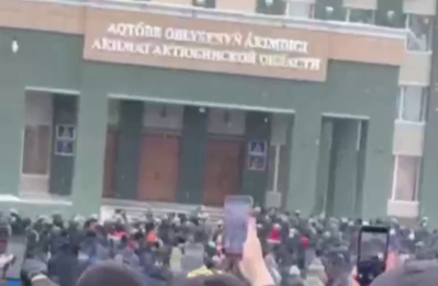 В Актобе митингующие берут штурмом акимат