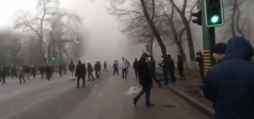Кадры стычек силовиков и протестующих в центре Алматы