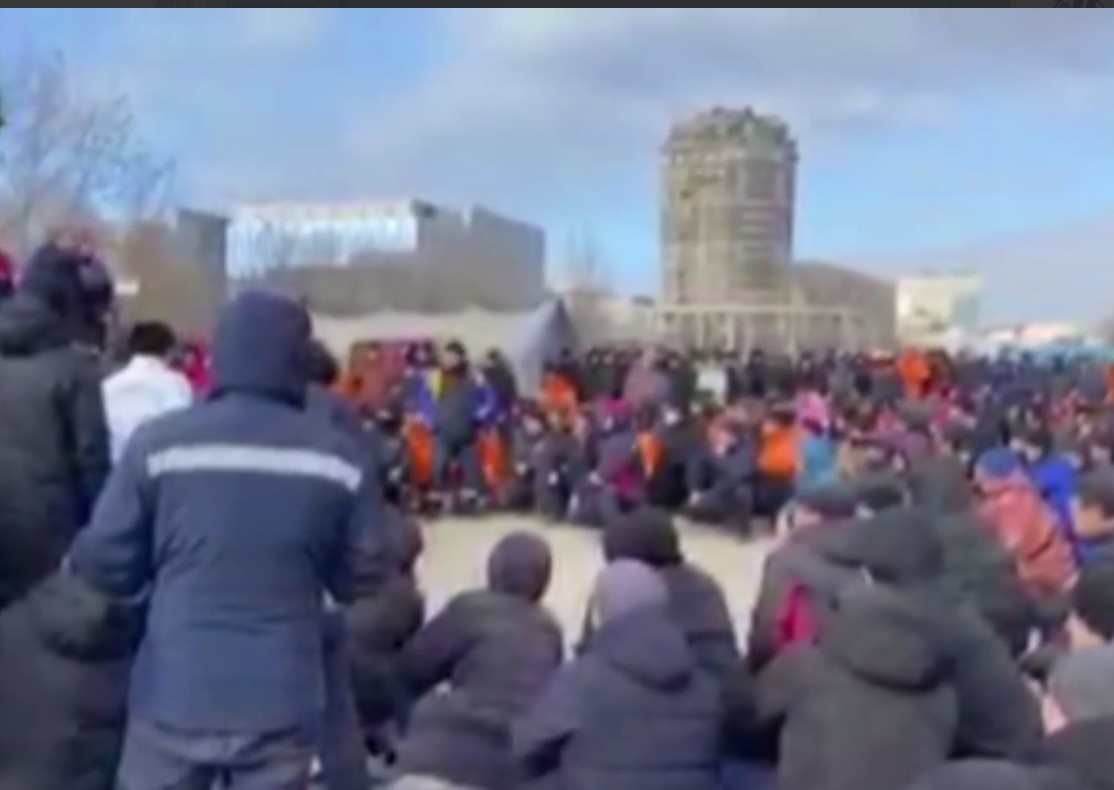 В Актау центральная площадь вновь заполнилась протестующими