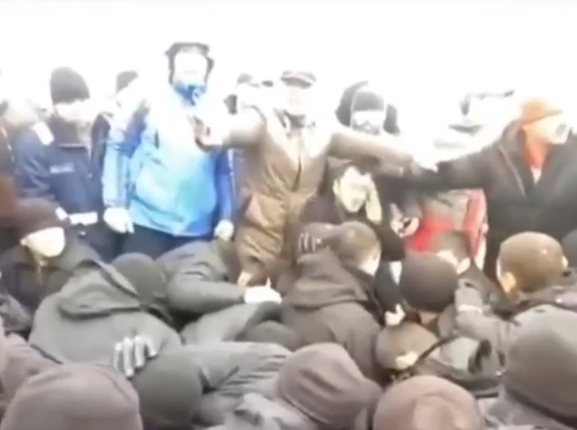 Протестующие в Казахстане захватили военных и поставили их на колени