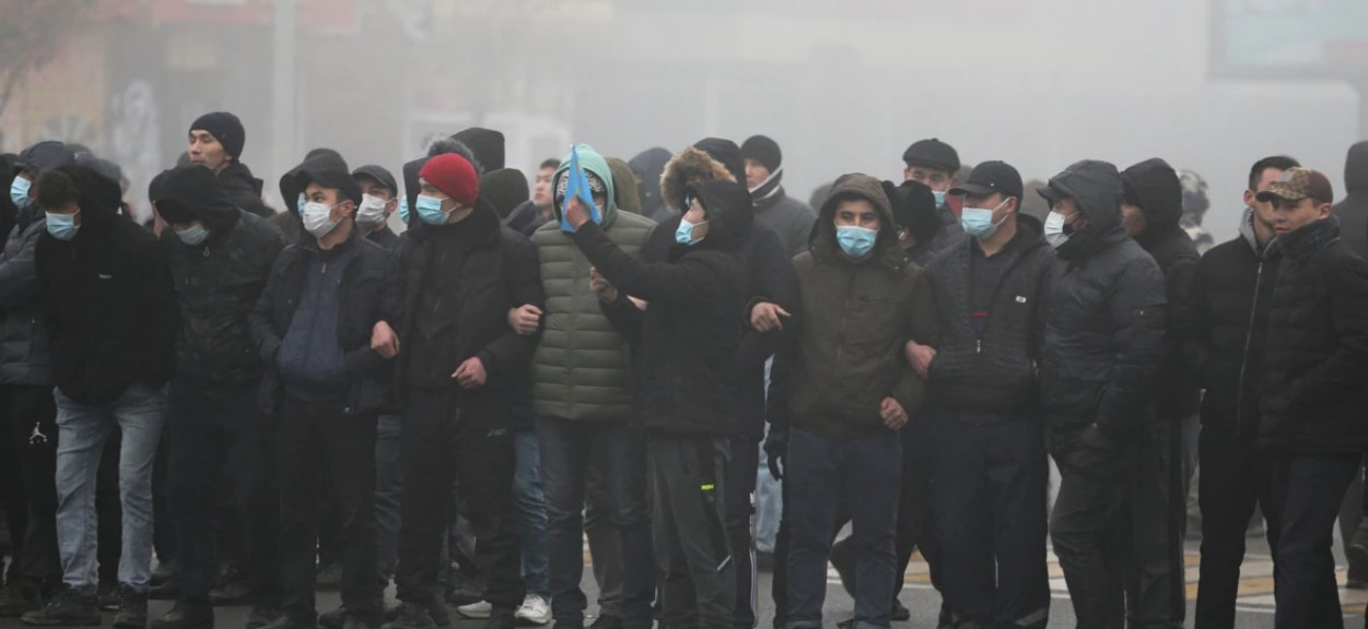 Протестующие в Алма-Ате начали сооружать блокпосты, войскам оказывается вооруженное сопротивление