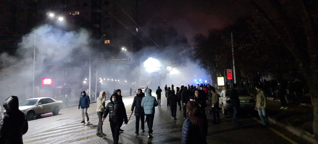 В Алматы продолжаются «зачистки» — в городе вновь раздаются взрывы и выстрелы