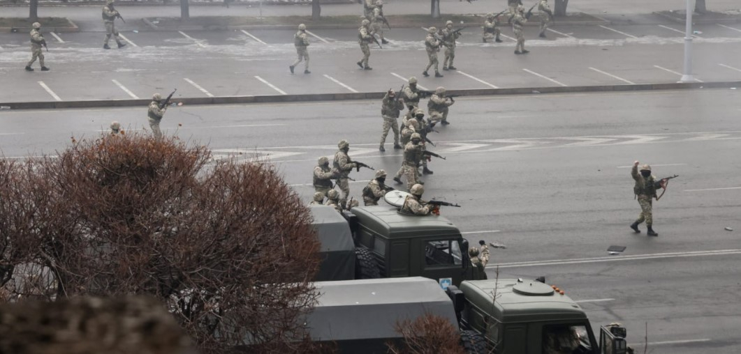 Казахстанские военные третий раз за сутки покинули площадь Республики в Алматы