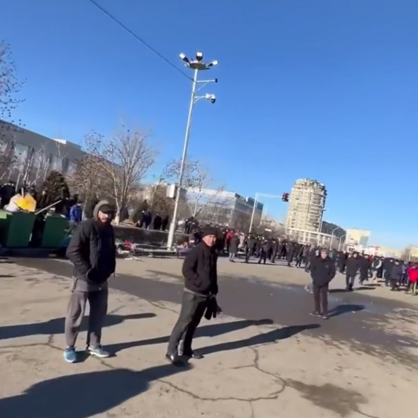 Протестующие в Актау не разошлись, несмотря на уговоры и угрозы властей