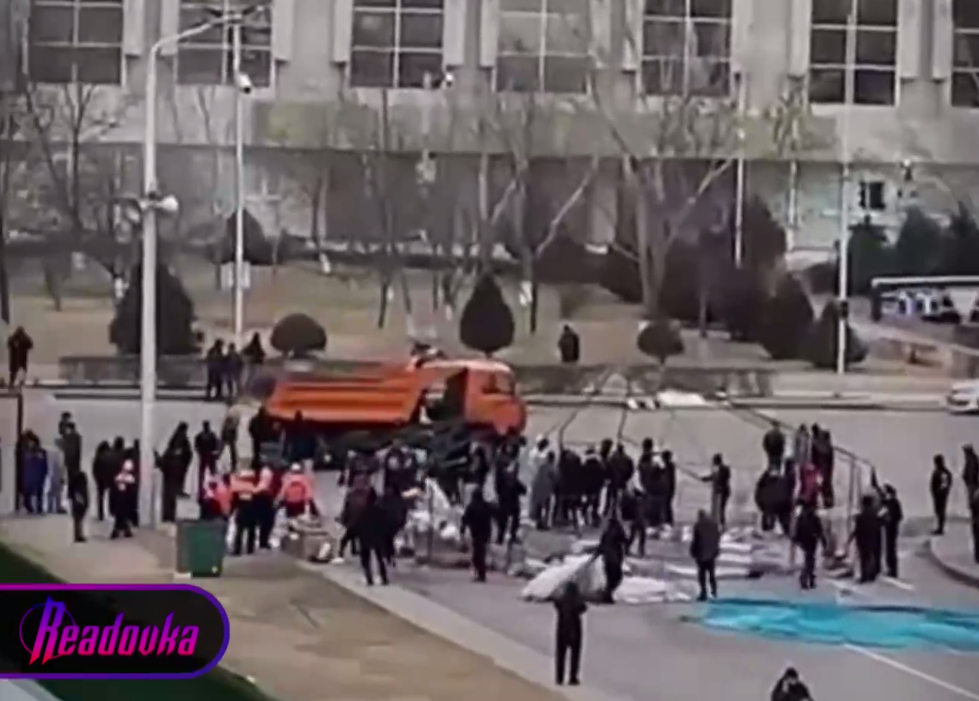 В Актау тем временем разбирают юрту и освобождают центральную улицу