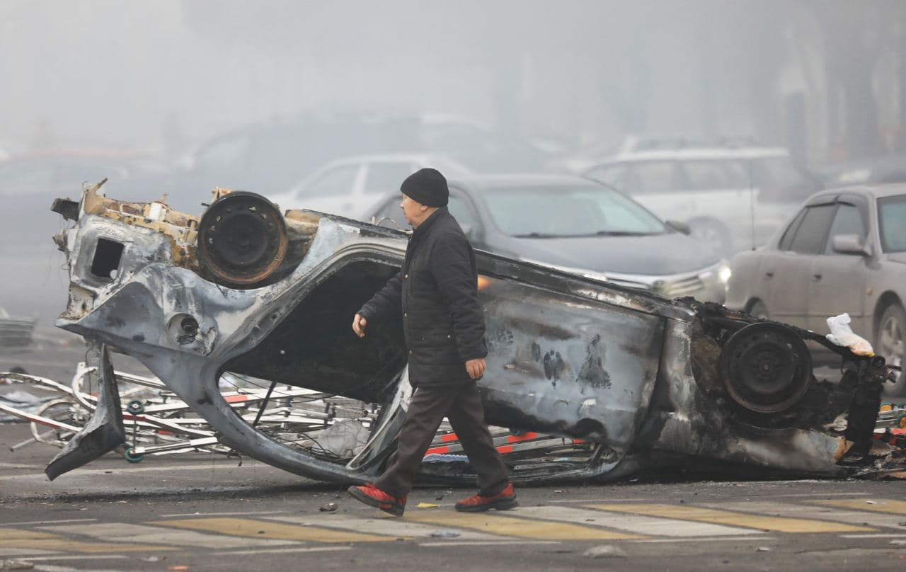 В пригороде Алматы уже несколько часов идет бой между силовиками и протестующими