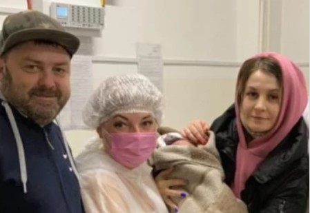 Новорожденную девочку нашли в коробке на трассе в Новосибирской области