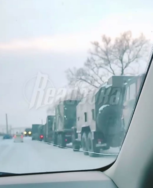 В Хабаровском крае несколько дней подряд замечают на дорогах колонну военной техники