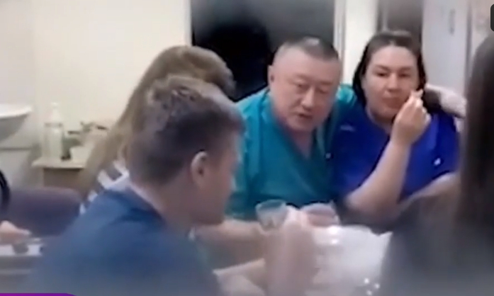 Красноярских врачей, которые отмечали Новый год вместо того, чтобы оперировать умирающего пациента, увольнять не стали