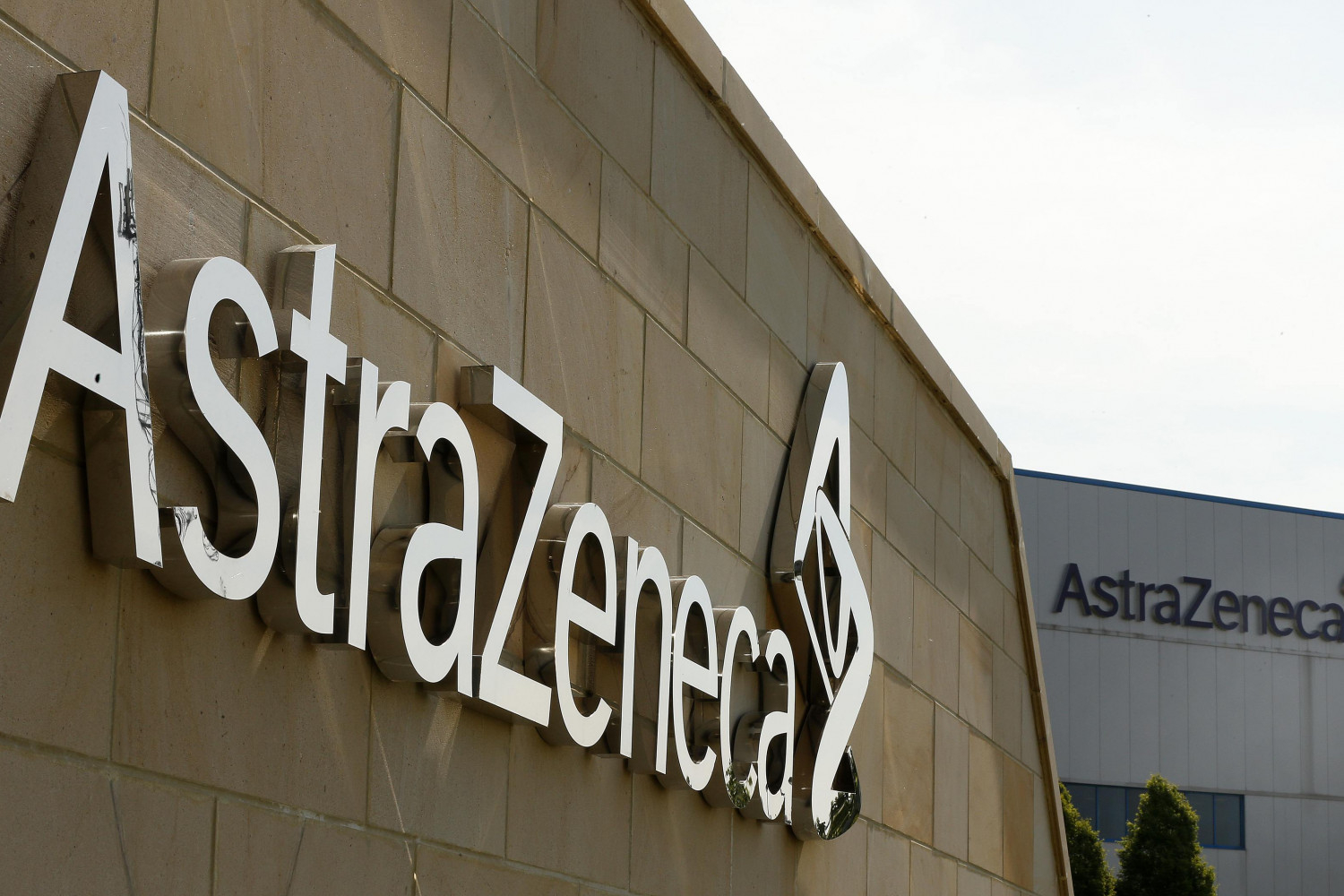 Вакцина AstraZeneca может появиться в России