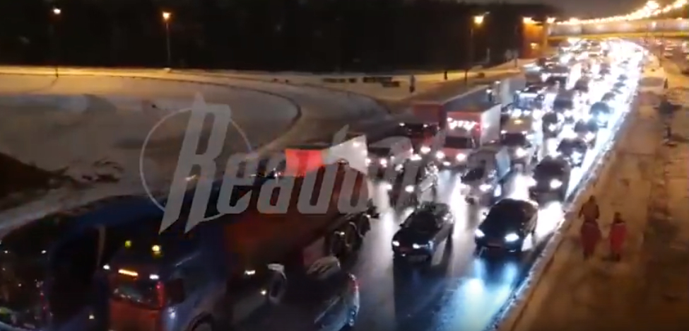 В Московской области автомобилисты ежедневно стоят в километровых пробках из-за строительства эстакады у ТЦ «Садовод»