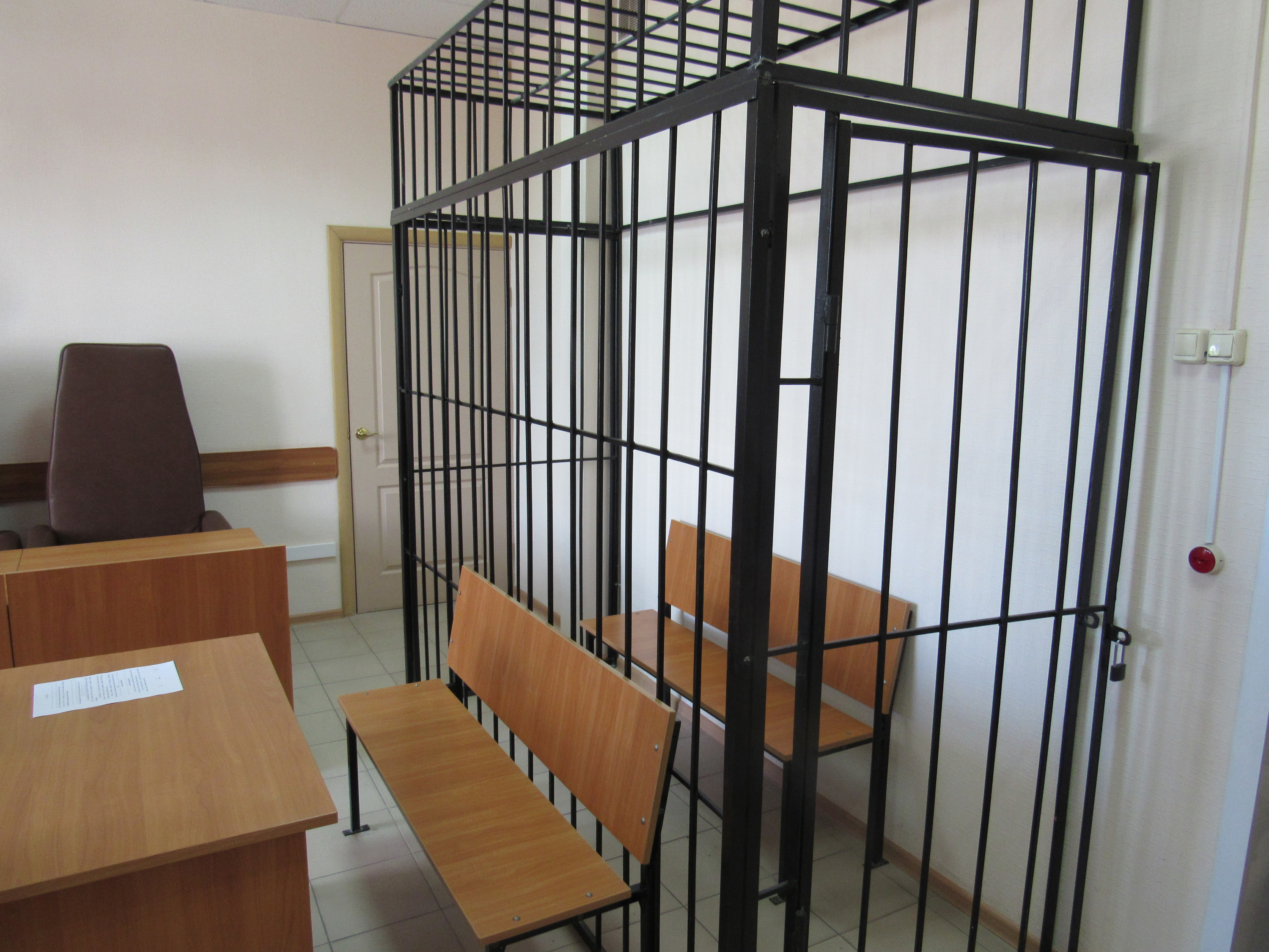 В российских судах уберут «клетки» из железных прутьев