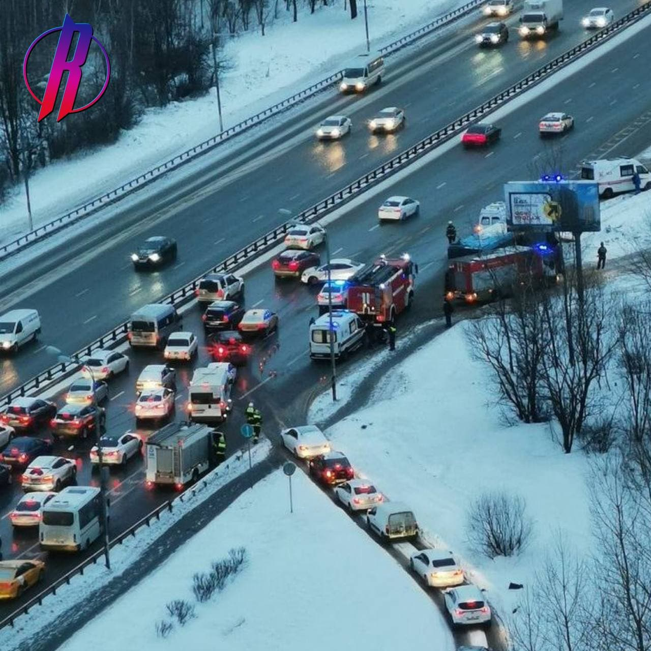 На Варшавском шоссе в Москве автобус столкнулся с такси — пострадали 5 человек