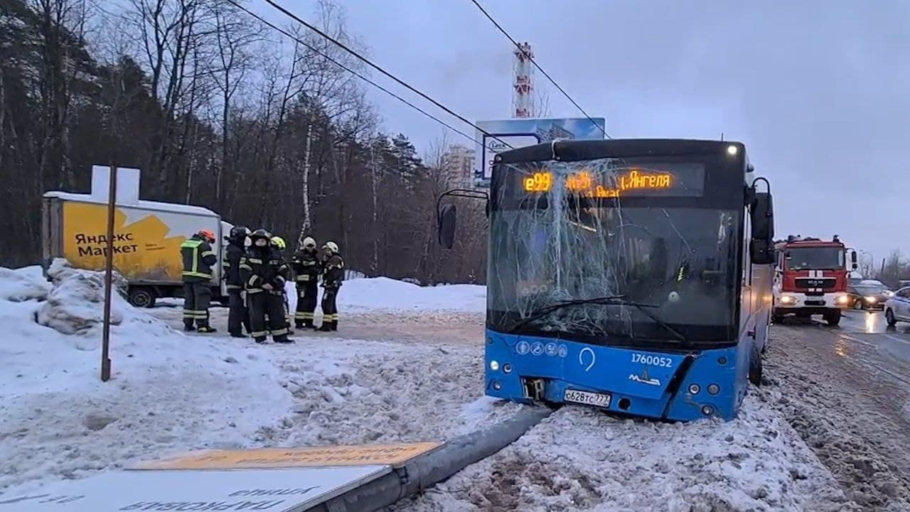 Число пострадавших в аварии с автобусом на юге Москвы выросло до девяти человек