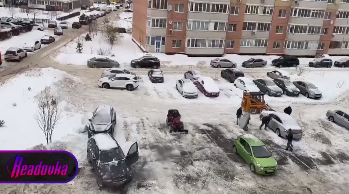 В Обнинске жители за свой счет нанимают трактора для расчистки снега