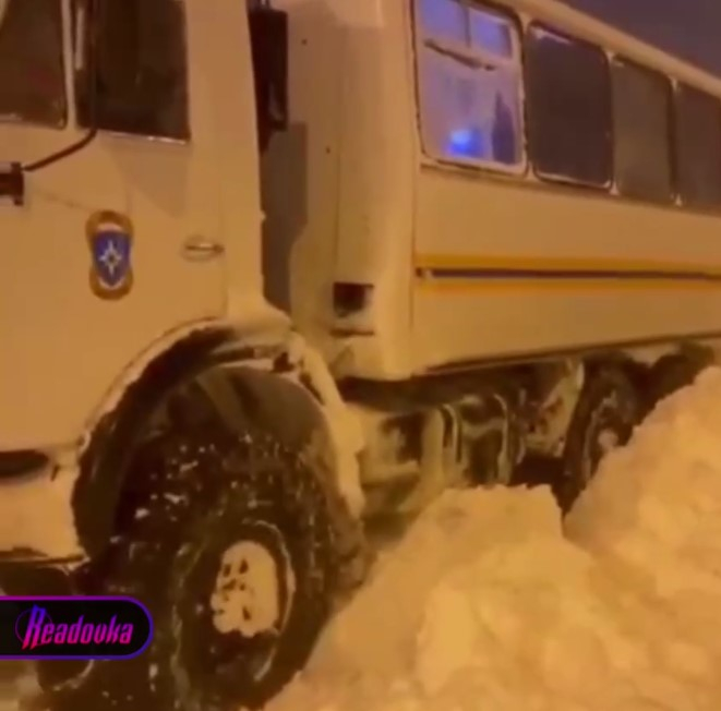 В разгар сильных метелей на Сахалине беременную женщину везли в роддом на КамАЗе