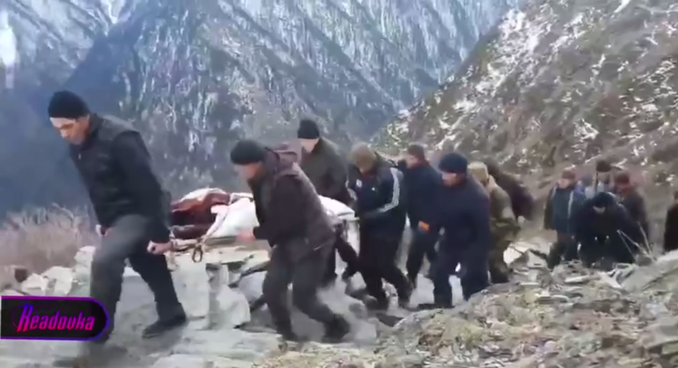 В Дагестане из-за отсутствия дороги и вертолетов односельчанам пришлось нести беременную в больницу по горам