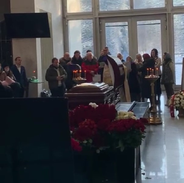 Захотели уйти следом: на похоронах Михаила Зеленского не соблюдаются антиковидные меры