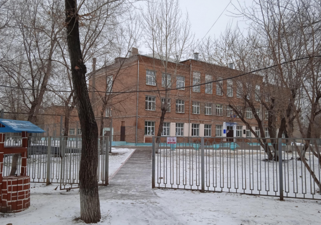 В Красноярске первоклассницу-инвалида дважды оставили в школе во время эвакуации из-за «минирования»
