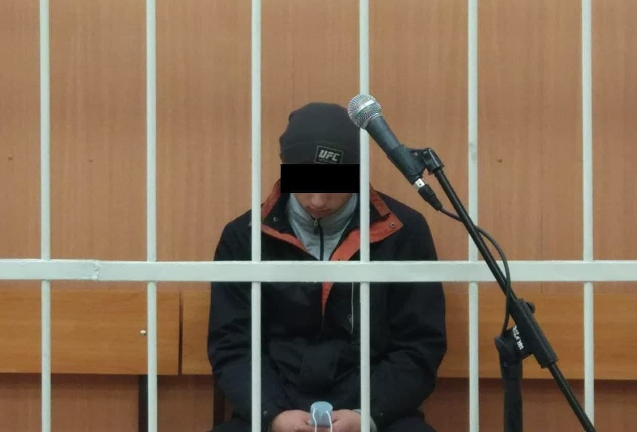 Суд арестовал 17-летнего юношу, обвиняемого в убийстве семьи в Омской области