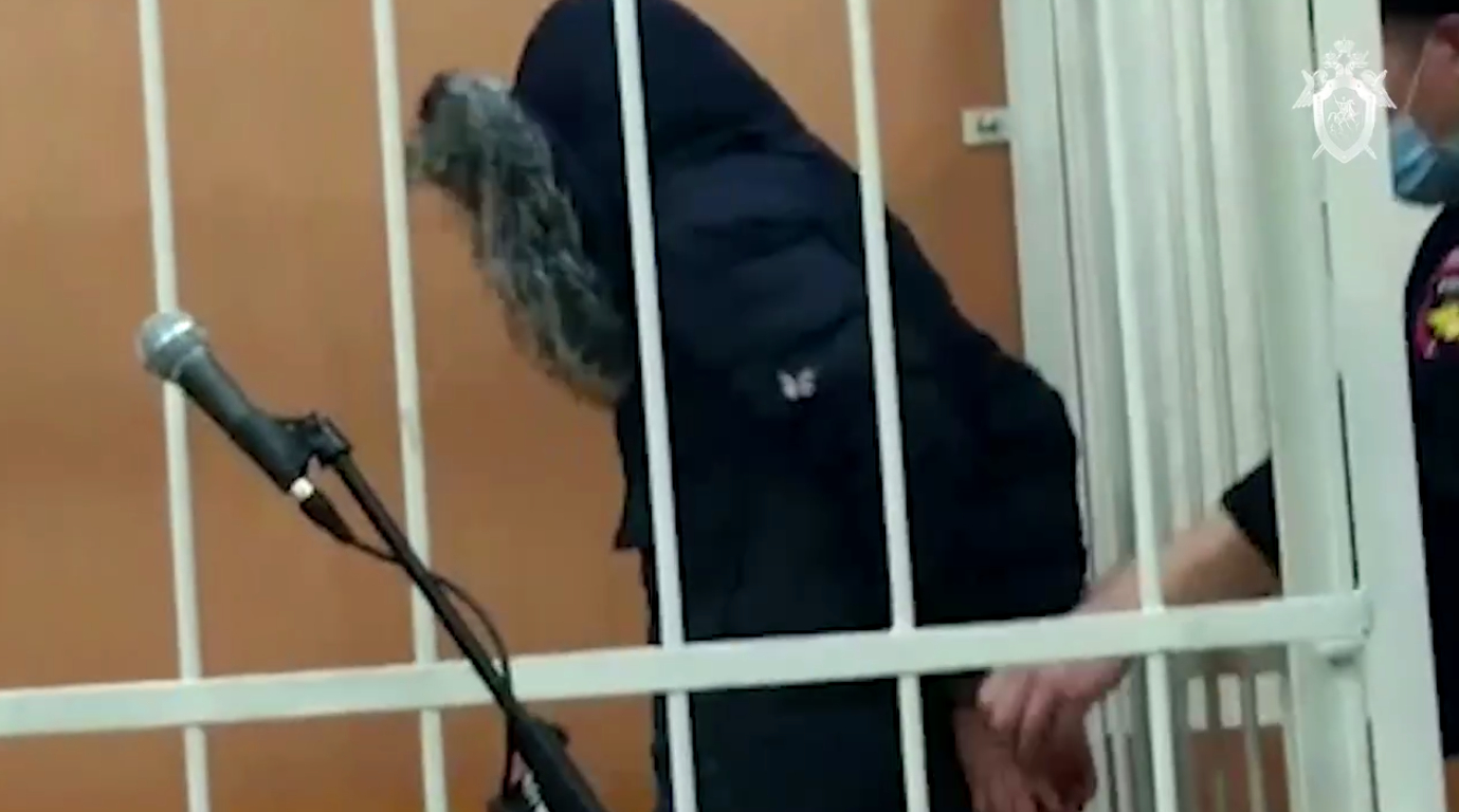 «Схватил и перерезал горло»: 17-летний юноша рассказал, как убивал семью возлюбленной