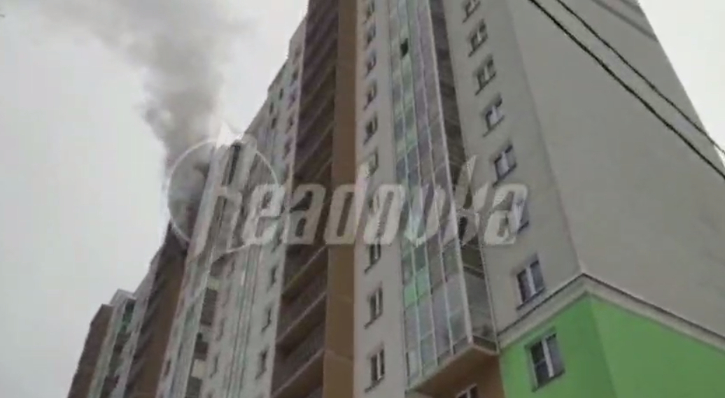 В Балашихе МЧС уже час не может начать тушить пожар