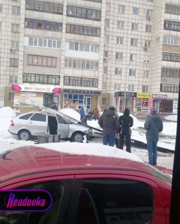 В Тюмени автомобиль протаранил остановку с тремя женщинами