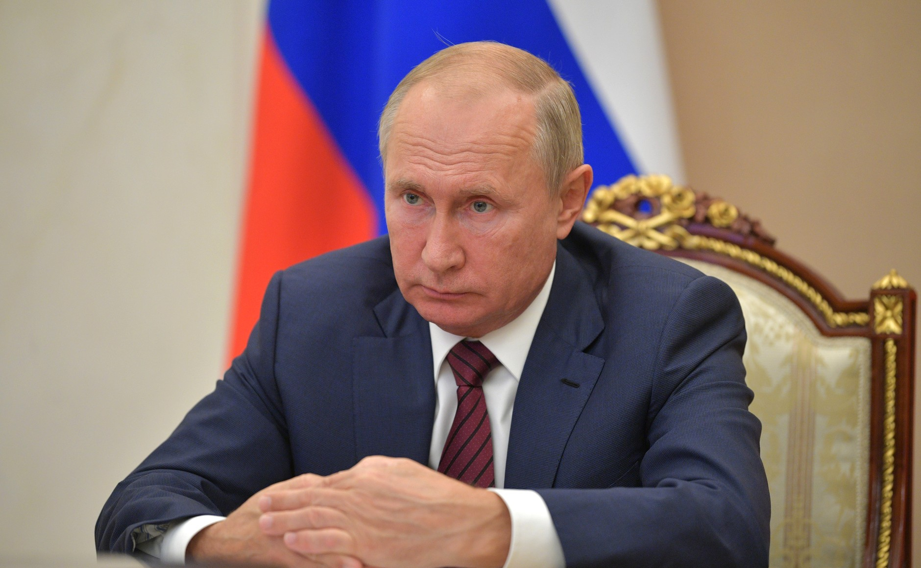 Владимир Путин выразил соболезнования родным умерших Леонида Куравлева и Виктора Мережко