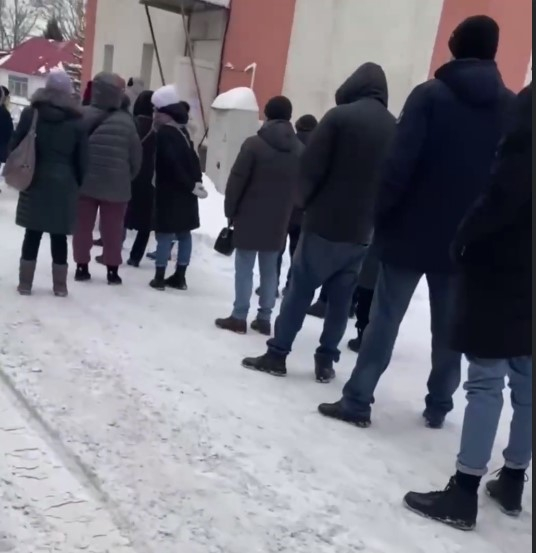 Больные уфимцы часами стоят в очередях к врачам на морозе