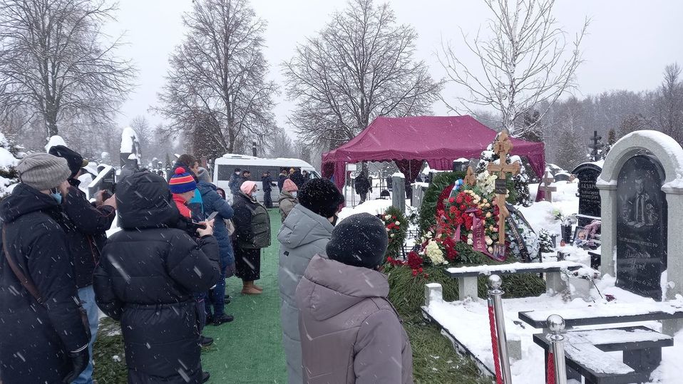 Фото с могилы после похорон Леонида Куравлева