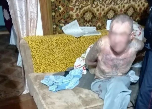 Мужчина убил двух собутыльников, а потом лег с ними спать