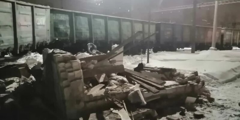 При сходе с рельс товарного поезда пострадали два сотрудника станции