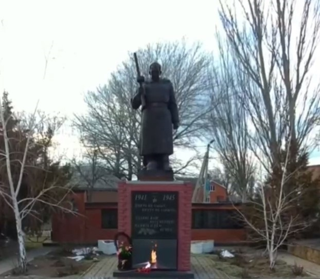 В Ростовской области у памятника солдату ВОВ установили электронный Вечный огонь