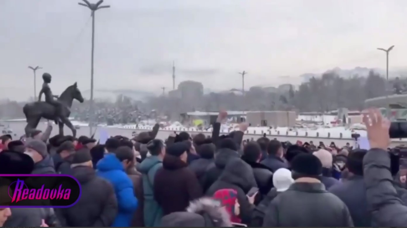 В Казахстане протестующие требуют, чтобы к ним вышел аким города