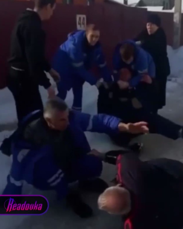 В Липецке пьяный водитель легковушки, не уступавший дорогу «скорой», набросился на медиков с кулаками