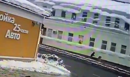 В Ярославской области лавина снега обрушилась на семью с ребенком