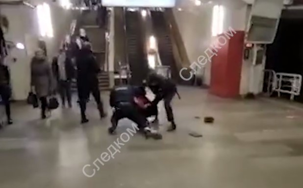 СК показал кадры допроса мигрантов, подравшихся с полицейскими в метро