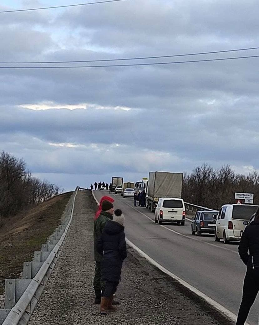 Под мостом на дороге из Свердловки в Луганск обнаружили взрывное устройство