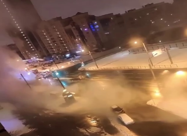 В Питере из-за прорыва теплотрассы под землю провалилась машина с водителем в салоне