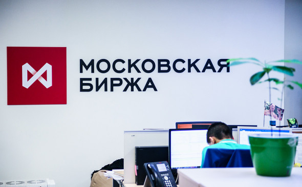 Индекс Мосбиржи падает до значений января 2015 года