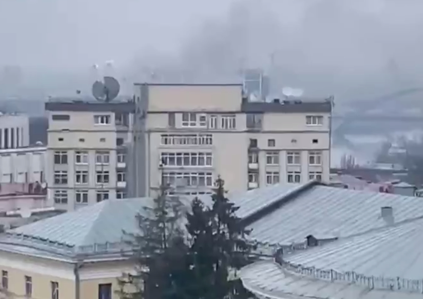 В пригороде Киеве произошел первый серьезный авиаудар по военным объектам