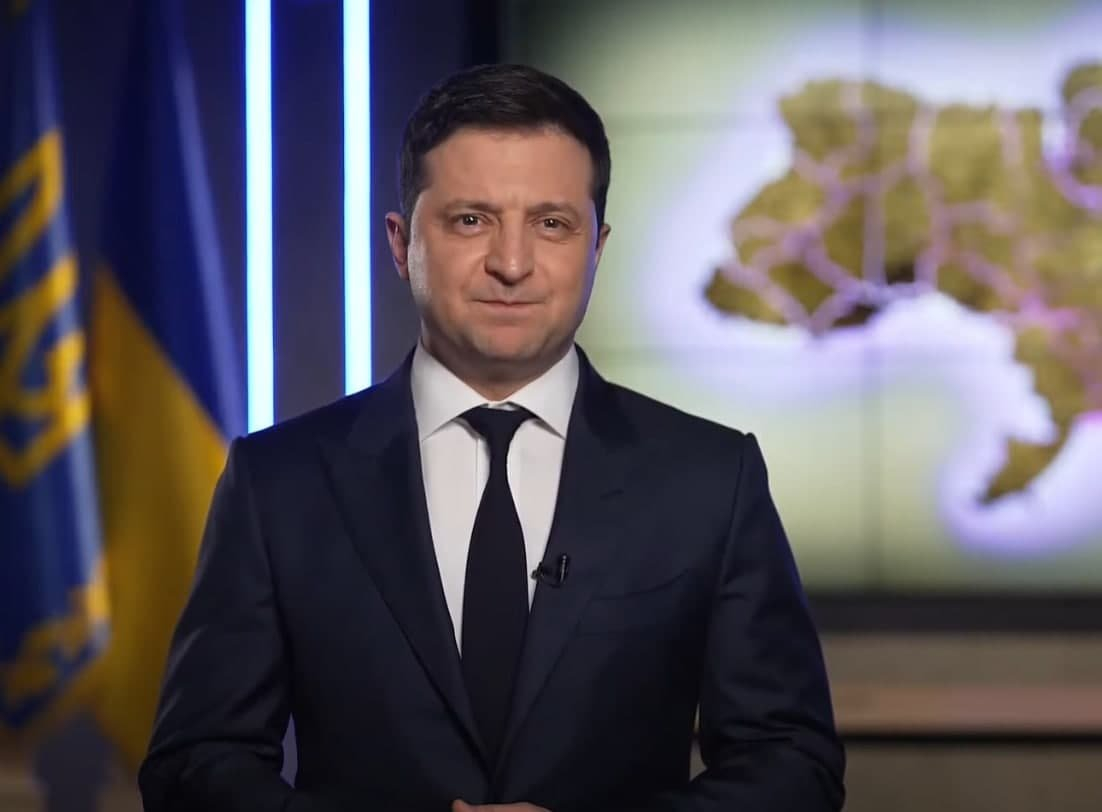«Мы уже выдаем всем оружие гражданам»: Владимир Зеленский выступил на брифинге