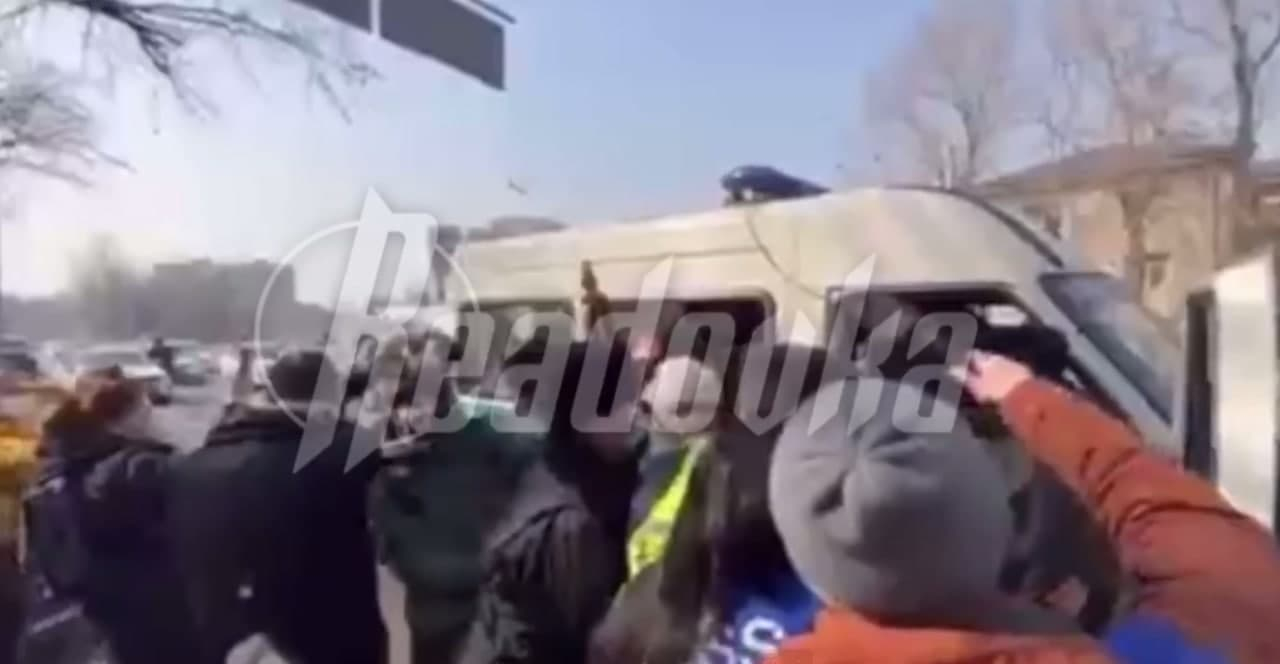 В Алматы полиция разогнала/задержала участников пикета в поддержку Украины