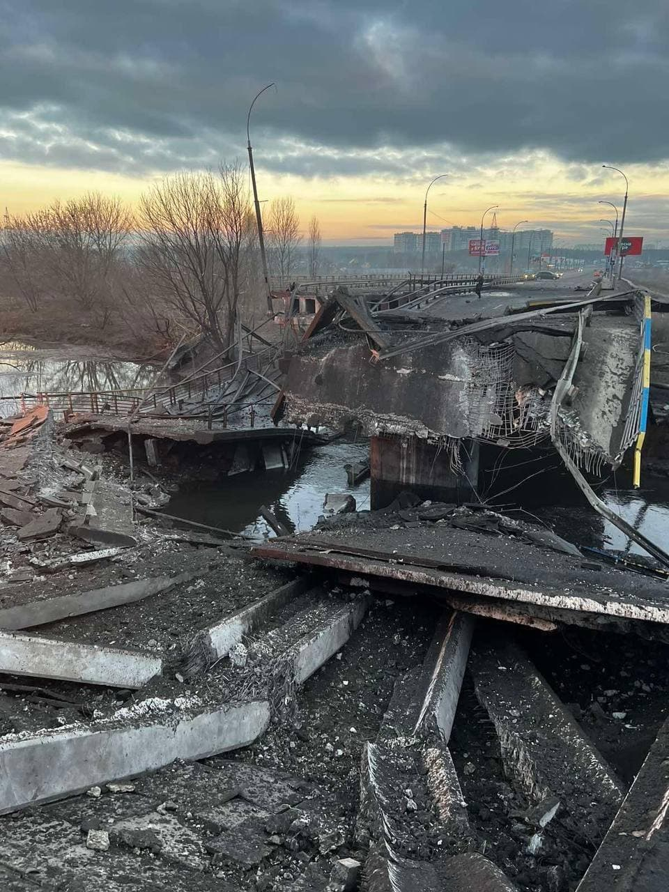 ВСУ взрывает мосты на подступах к Киеву