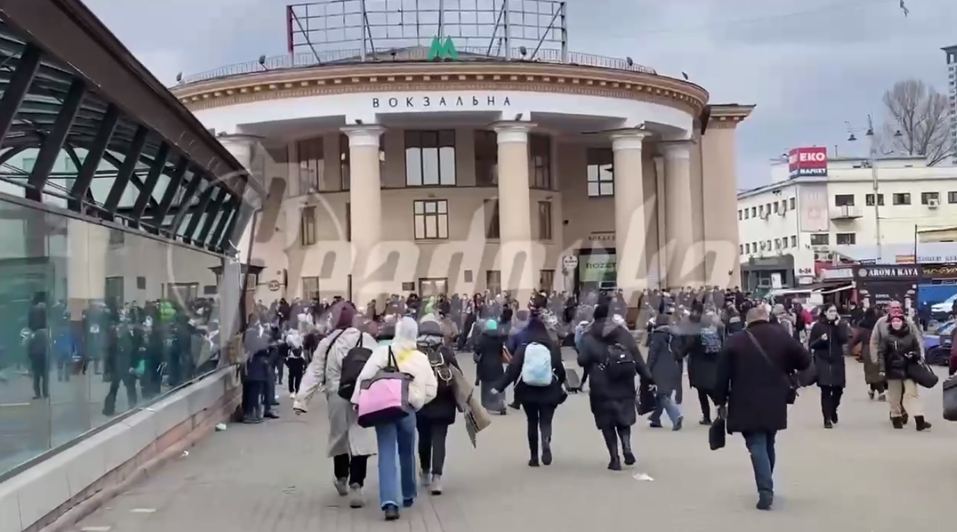 На вокзале Киева сейчас находятся толпы людей