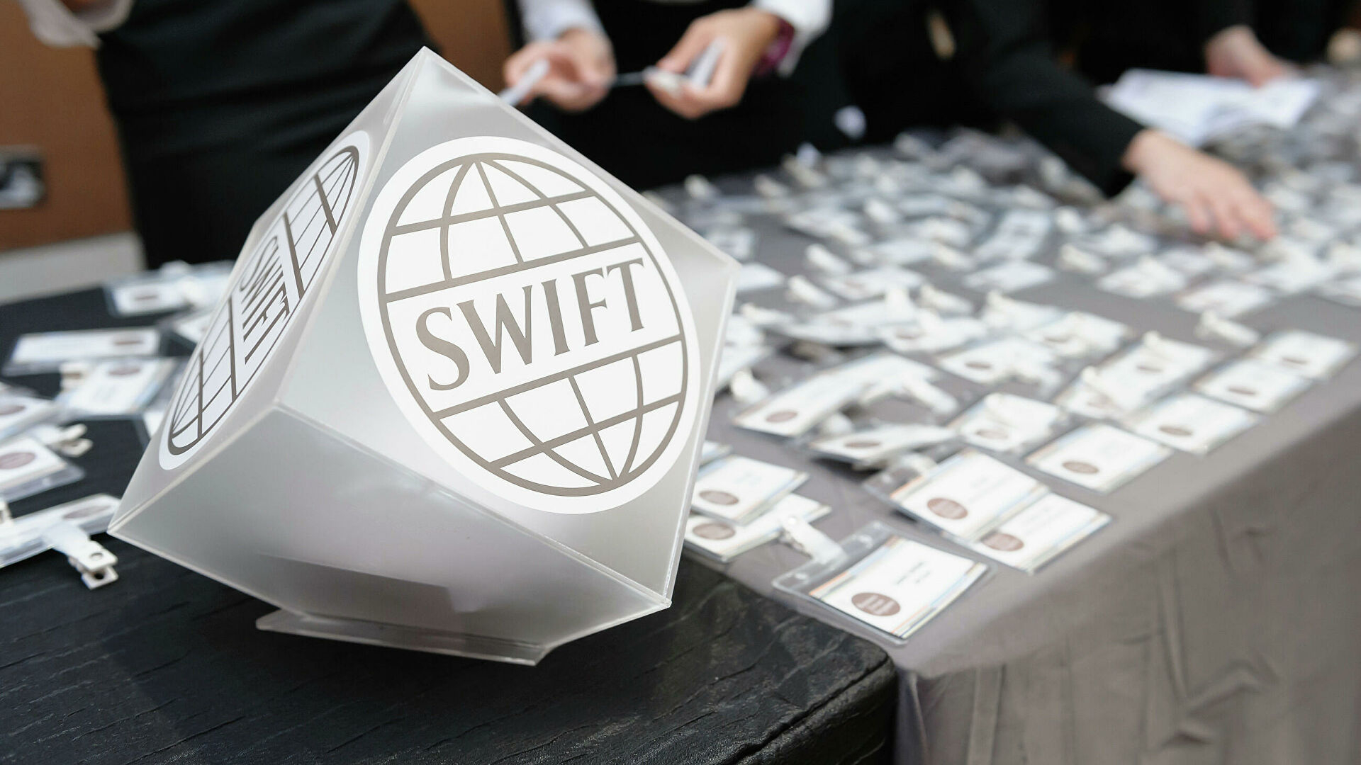 Bloomberg: Отключение от SWIFT не вошло в список санкций против России из-за опасений Европы в сфере энергобезопасности