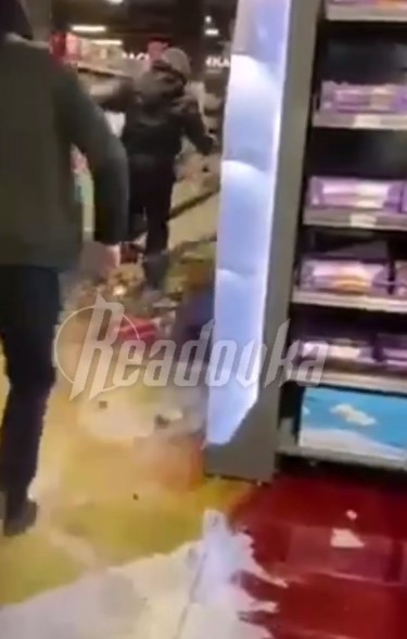 В Буче местные жители разгромили в супермаркете полки с алкоголем
