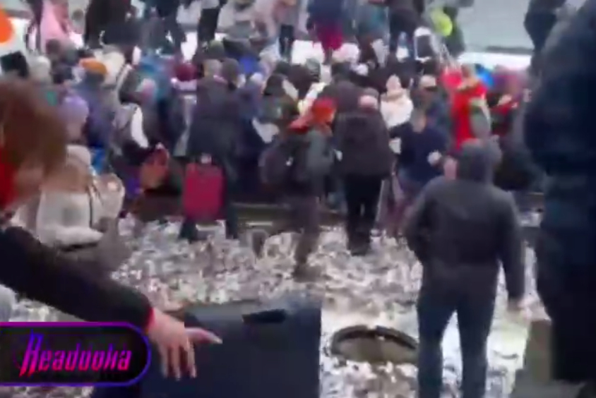 В Киеве люди массово покидают город