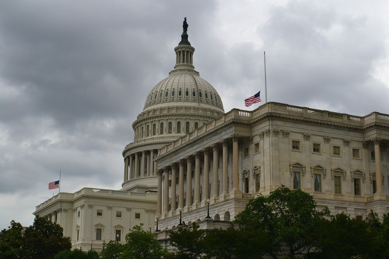 Конгресс США хочет ввести санкции против всех государственных предприятий и компаний России