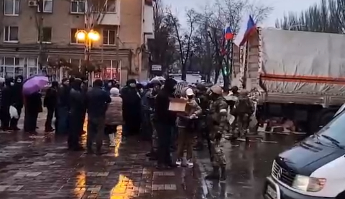 Российские военные раздают гуманитарную помощь в Мелитополе